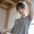ストライプ柄シャツの女性 12枚目