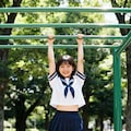 公園の雲梯で遊ぶ女子 2枚目