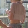 エッチないたずら　スマホに夢中なだけなのに 5枚目