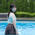 水を使った作品撮影中に雨に降られて、裸足で帰るモデル 4枚目