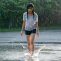 水を使った作品撮影中に雨に降られて、裸足で帰るモデル 8枚目