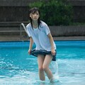 水を使った作品撮影中に雨に降られて、裸足で帰るモデル 5枚目