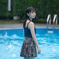 水を使った作品撮影中に雨に降られて、裸足で帰るモデル 2枚目