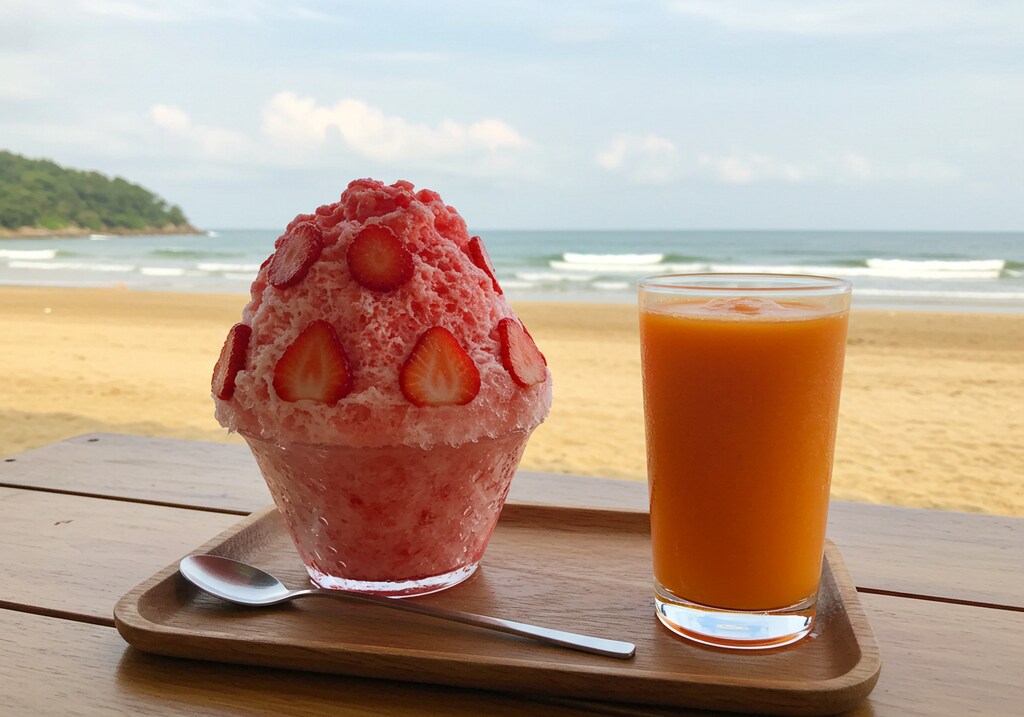 デザートのかき氷と人参ジュースのセット