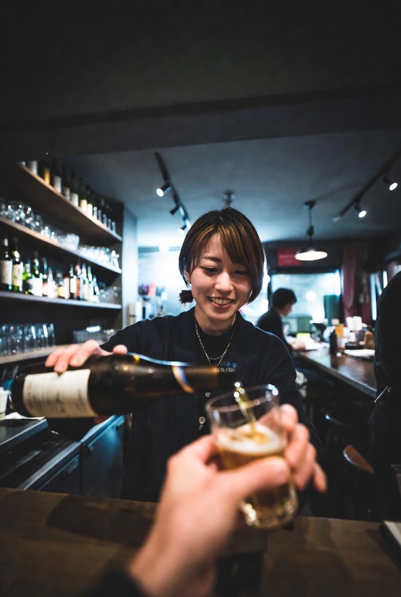 幼馴染がスタッフで、最近よく指に触れてくる。（妄想） | の人気AIイラスト・グラビア