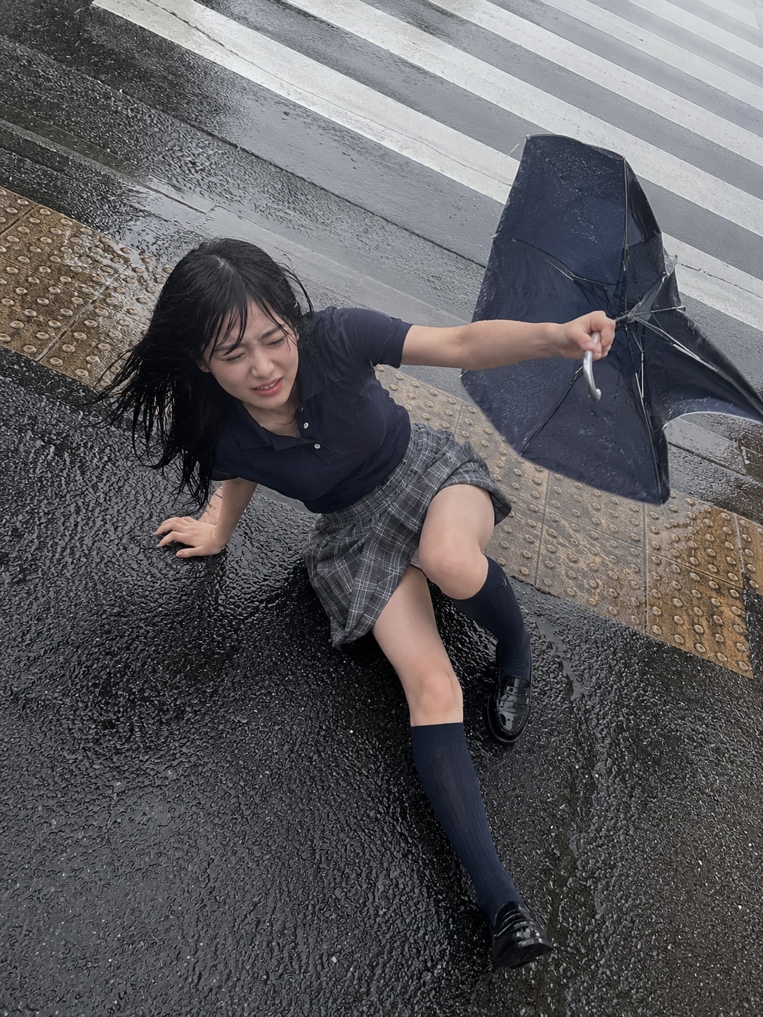 台風で横転する制服美少女