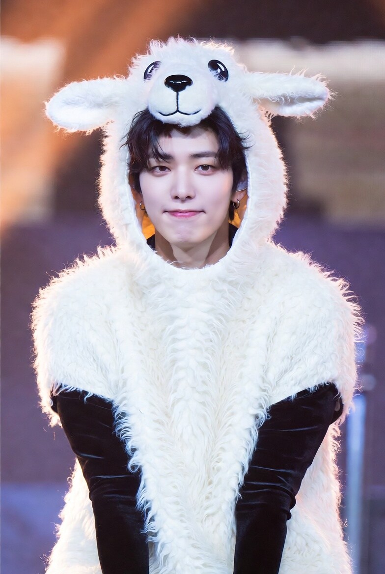 羊の皮を被ったけーぽ狼 | の人気AIイラスト・グラビア