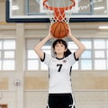 女バスのジャンプシュート375 2枚目
