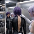 AILU LUNAとライダースーツ試着中 2枚目