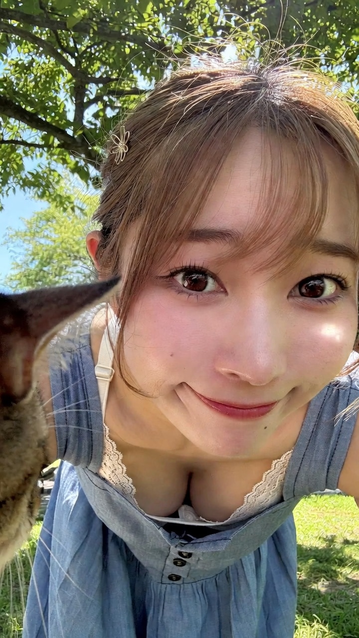 ブラチラ：公園の木漏れ日の中で、柔らかなデニムドレスの詩