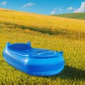 猫のボブが芝生でペットボトルする 3枚目