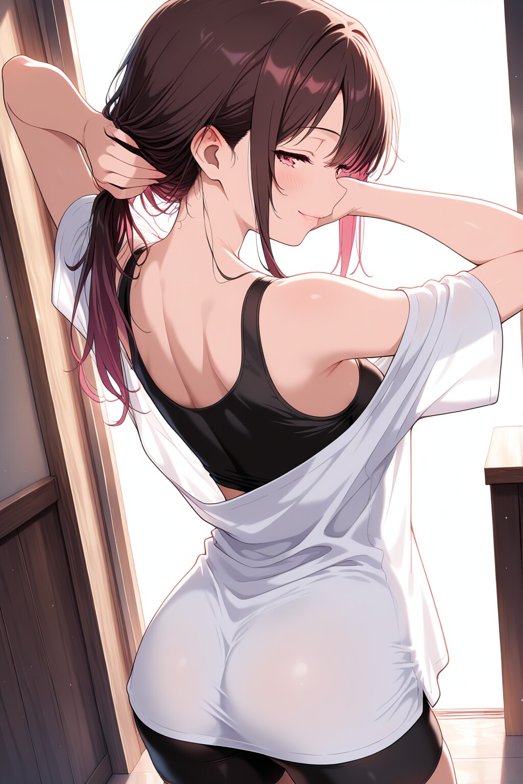 白Tシャツ、黒タンクトップ