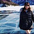 凍った湖を歩く女子高生 8枚目