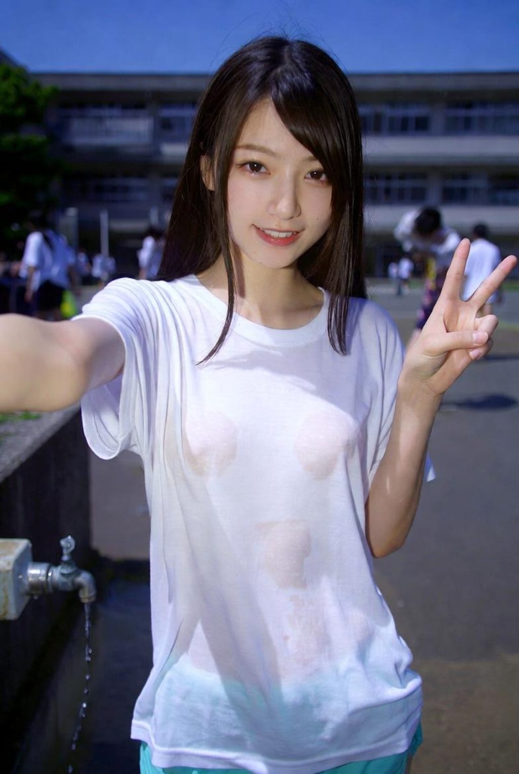 白シャツでピース