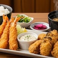 摩訶不思議食堂のエビフライと牡蠣フライの定食タルタルソース付き 4枚目