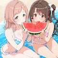 浜辺で西瓜を食べている島村卯月と櫻木真乃 2枚目