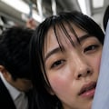 電車でイッちゃう美女 2枚目