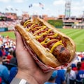 スタジアムで食べるホットドッグ 2枚目