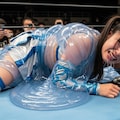 異種格闘プロレスでスライム（液体）との試合中に体に纏わりつかれるMIKURU 5枚目