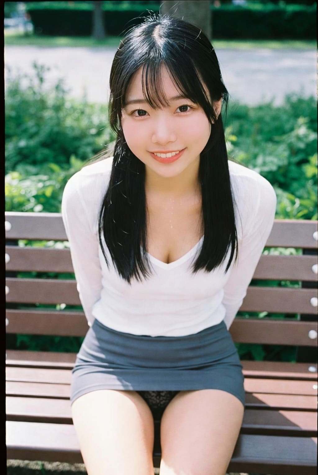 公園女子大生パンチラ①