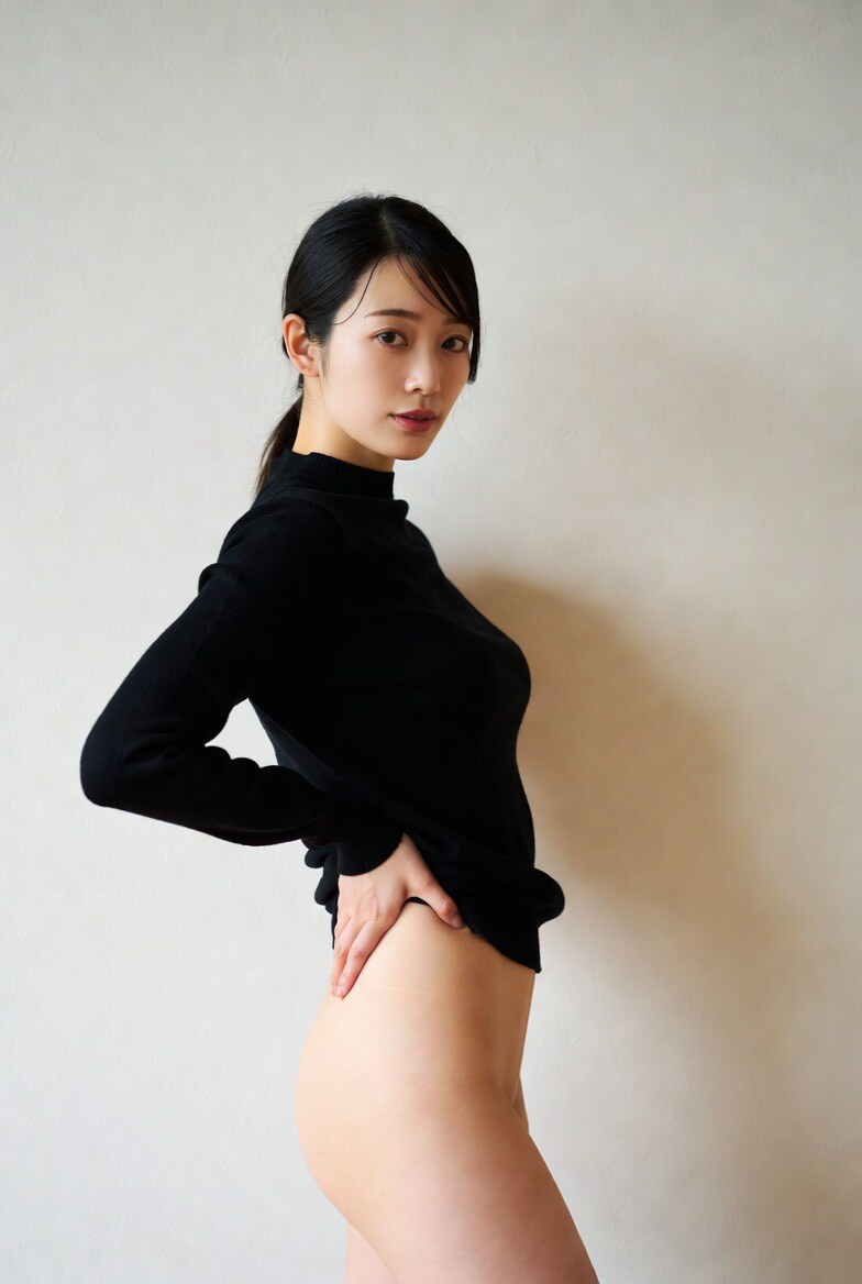 黒ニットを着ている女の子