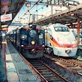 駅に停車中の電車 3枚目