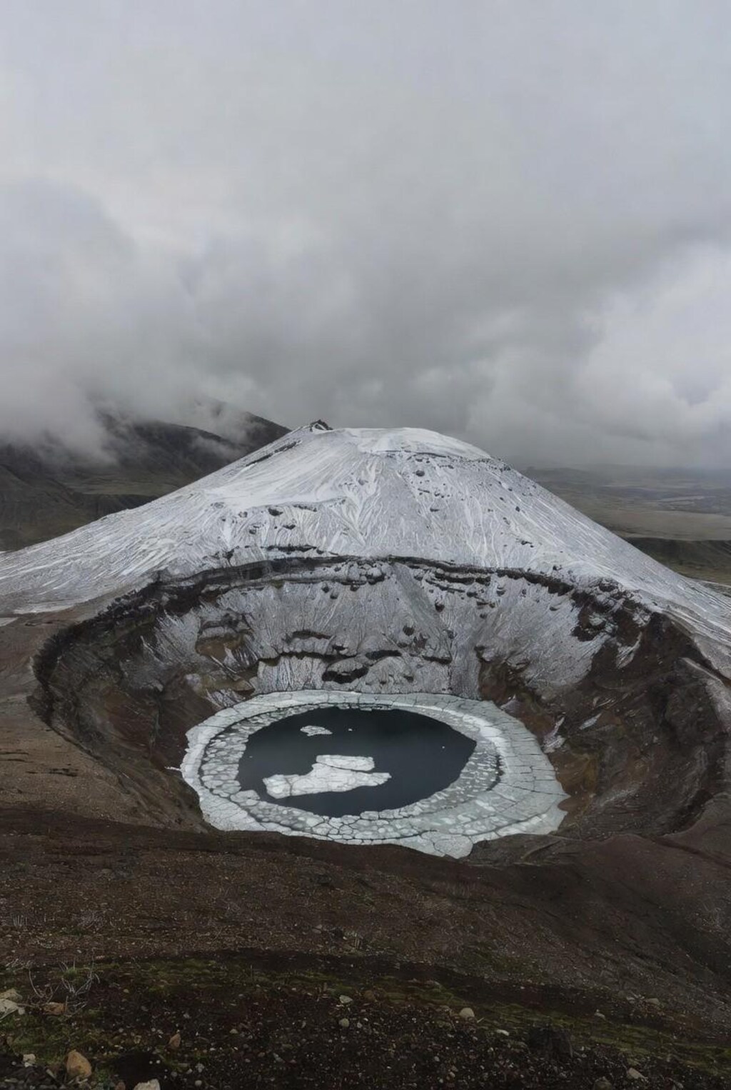 プロンプトは凍てついた火山灰や火山（ラストの一枚は凍てついた炎）
