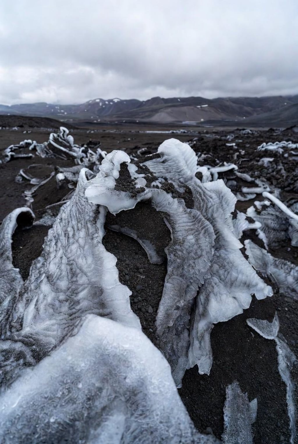プロンプトは凍てついた火山灰や火山（ラストの一枚は凍てついた炎）