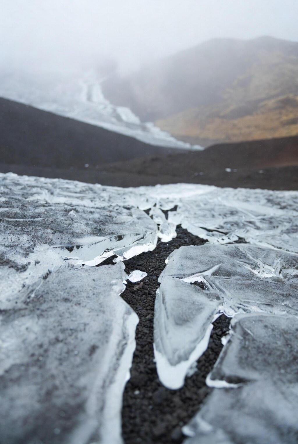 プロンプトは凍てついた火山灰や火山（ラストの一枚は凍てついた炎）