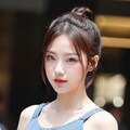 44日目　お題　a girl ,hair bun　お団子ヘアーですね 3枚目