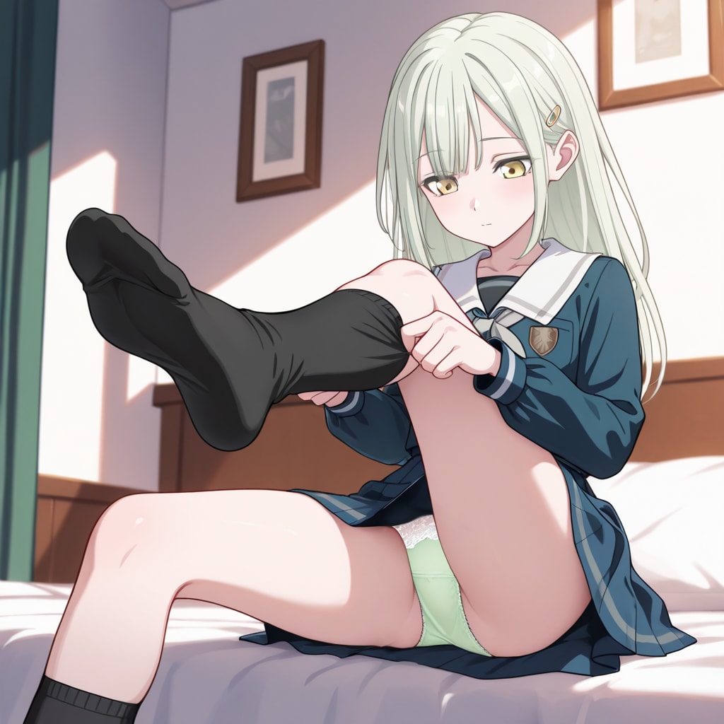 若葉睦がベッドに座りながら靴下を履いて、色んなパンツを露出する。