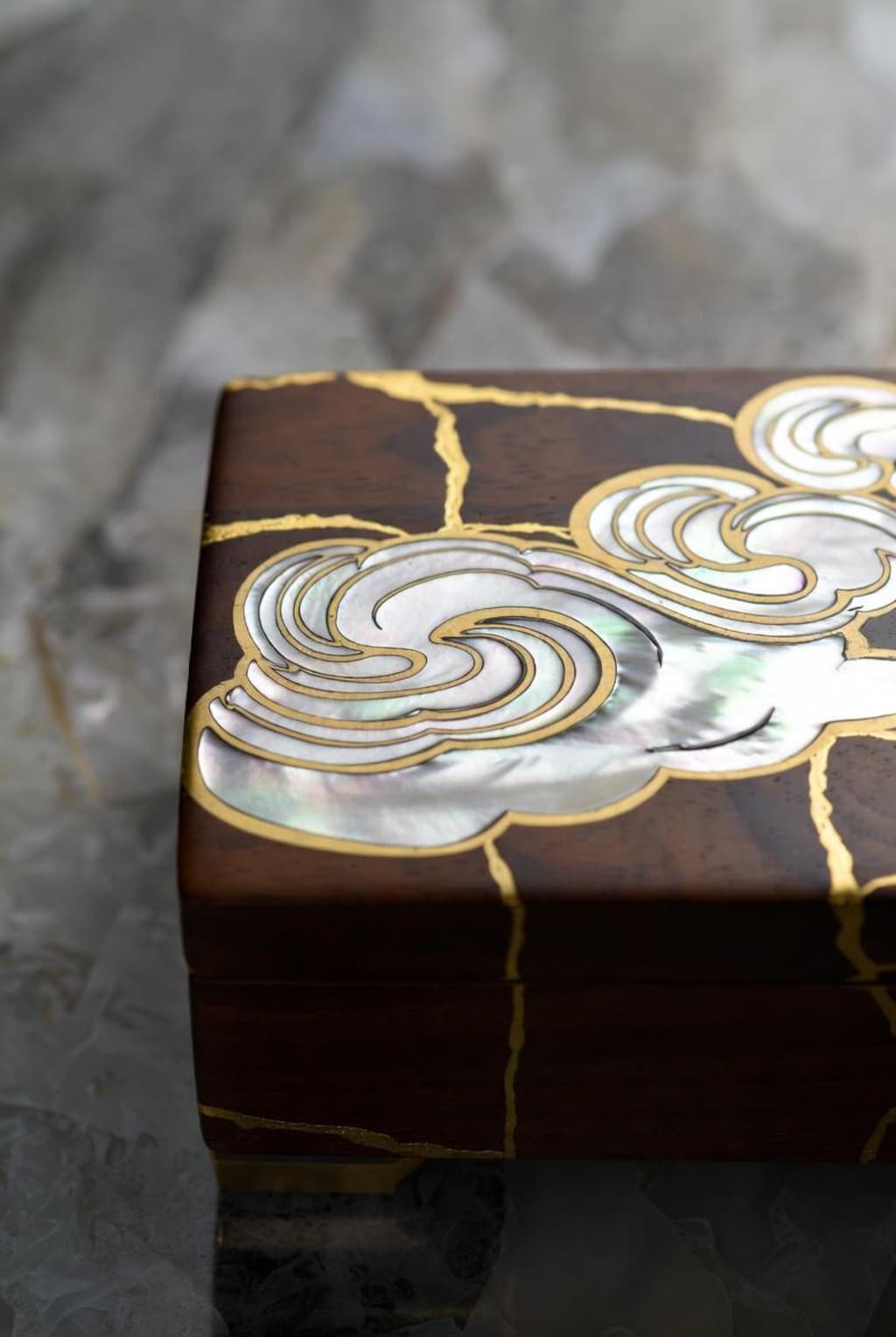 大理石と金箔と螺鈿細工