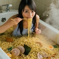 ラーメン好きの夢、爆誕！画像生成AIで「ラーメン風呂」作ってみた🍜 まさに、麺に埋もれる至福のひととき…🤤 3枚目