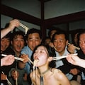 女体盛りに無理やり食べさせる 2枚目