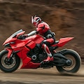 バイクに乗る仮面ライダー 4枚目