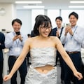 社内でアルミホイルだけを身にまとっている女性 3枚目