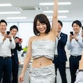 社内でアルミホイルだけを身にまとっている女性 2枚目