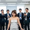 社内でアルミホイルだけを身にまとっている女性 12枚目