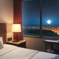 月夜のホテルの部屋 6枚目