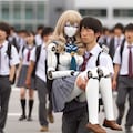 ロボット娘をお姫様抱っこ 5枚目