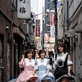 先輩おネイさんとオフ会です🥰お揃いコスで撮影会→路上で盛り上がって→ホテル街へ消えました😍 2枚目