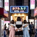 先輩おネイさんとオフ会です🥰お揃いコスで撮影会→路上で盛り上がって→ホテル街へ消えました😍 7枚目