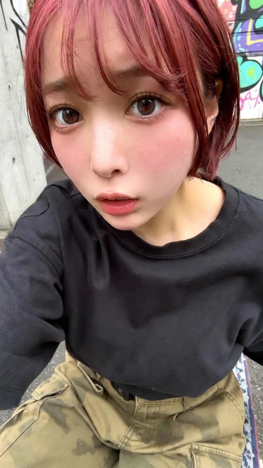 グラフィティの壁に溶け込む、赤い髪の詩
