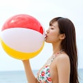 ビーチボールを膨らます女の子 2枚目