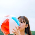 ビーチボールを膨らます女の子 4枚目