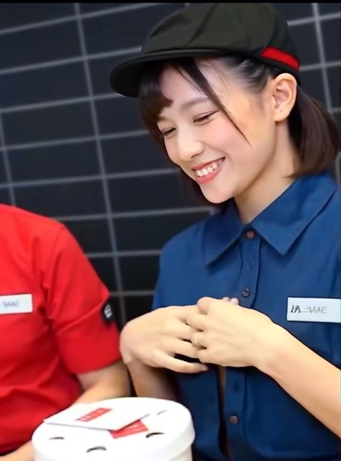 ファーストフード店員さんおっぱい　続きはメンバーシップにて