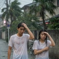 台風の日のカップル 2枚目