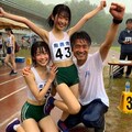 ヘソ出し陸上部選手たちと監督 3枚目
