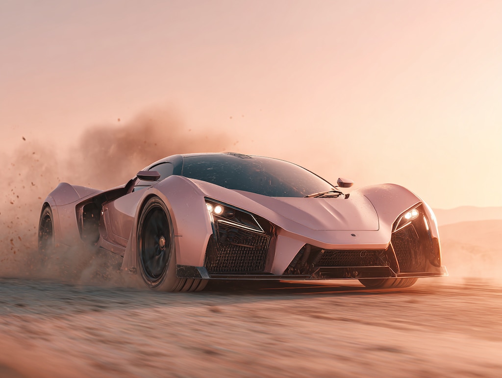 くノ一ピンクとスポーツカー