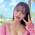 海風に揺れるピンク爆乳 3枚目